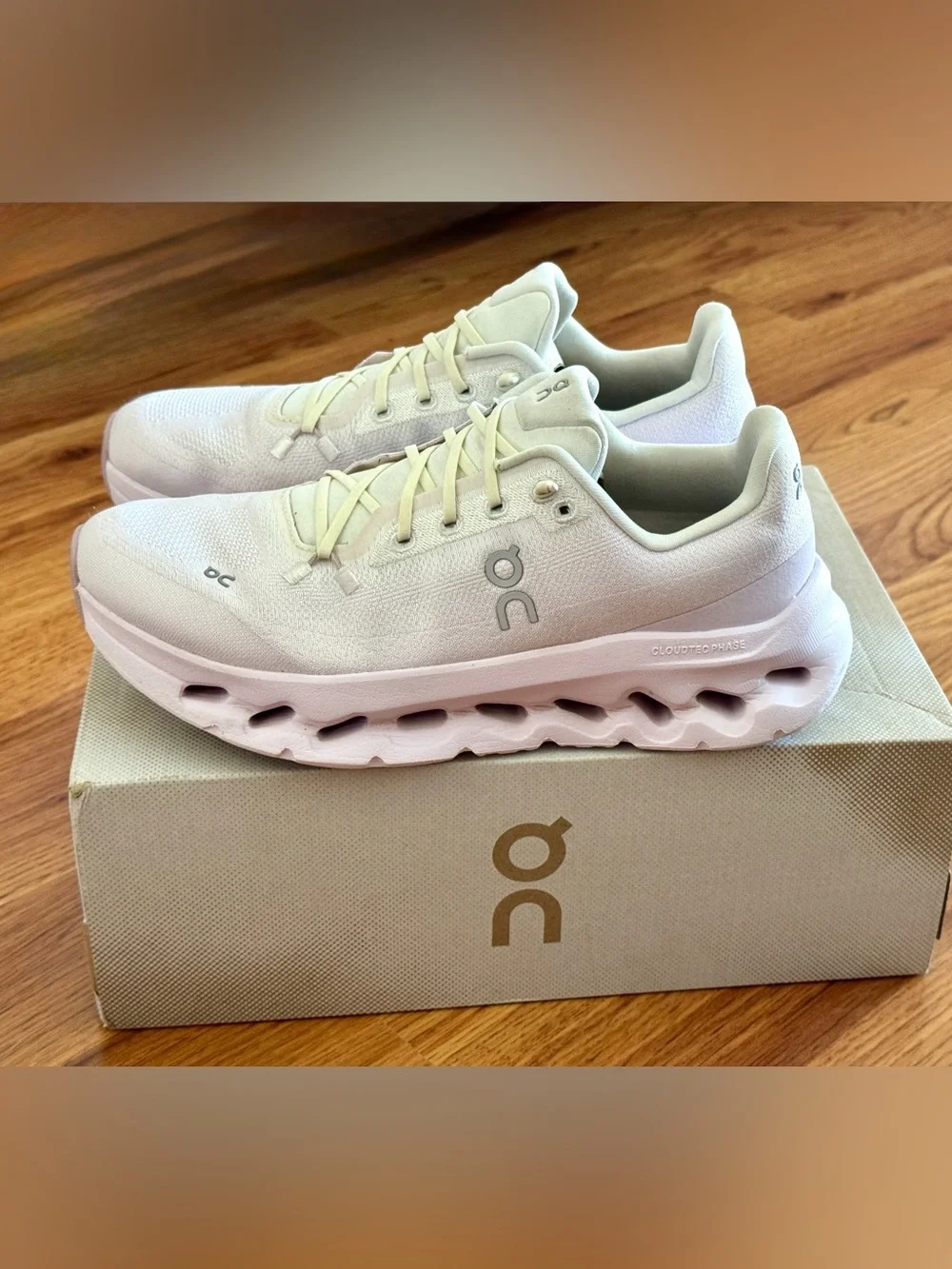 On Cloudtilt Women’s 9 / EU 40.5 in Ivory/Orchid